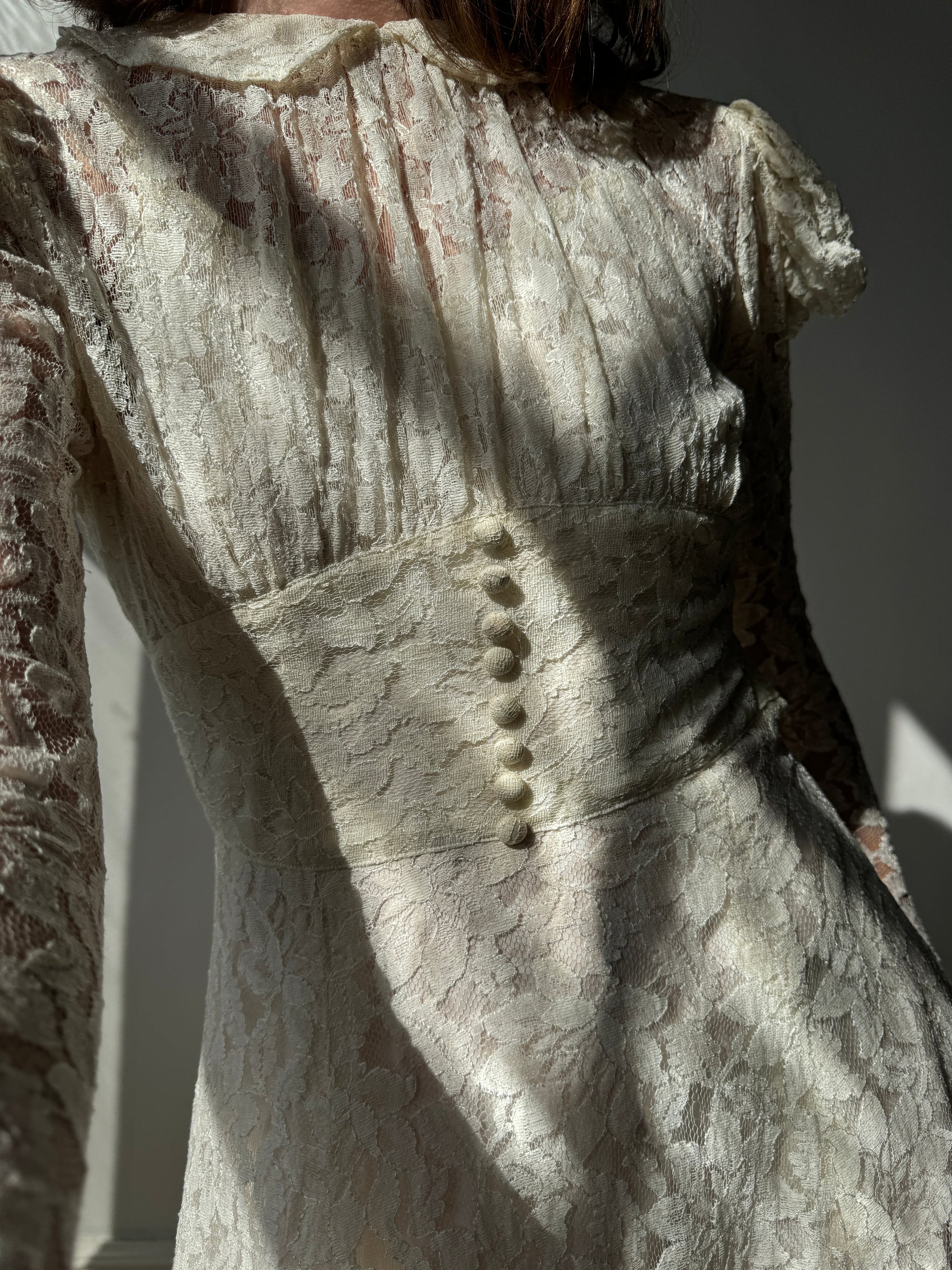 Vintage 40s Collared Lace Wedding Gown With Train