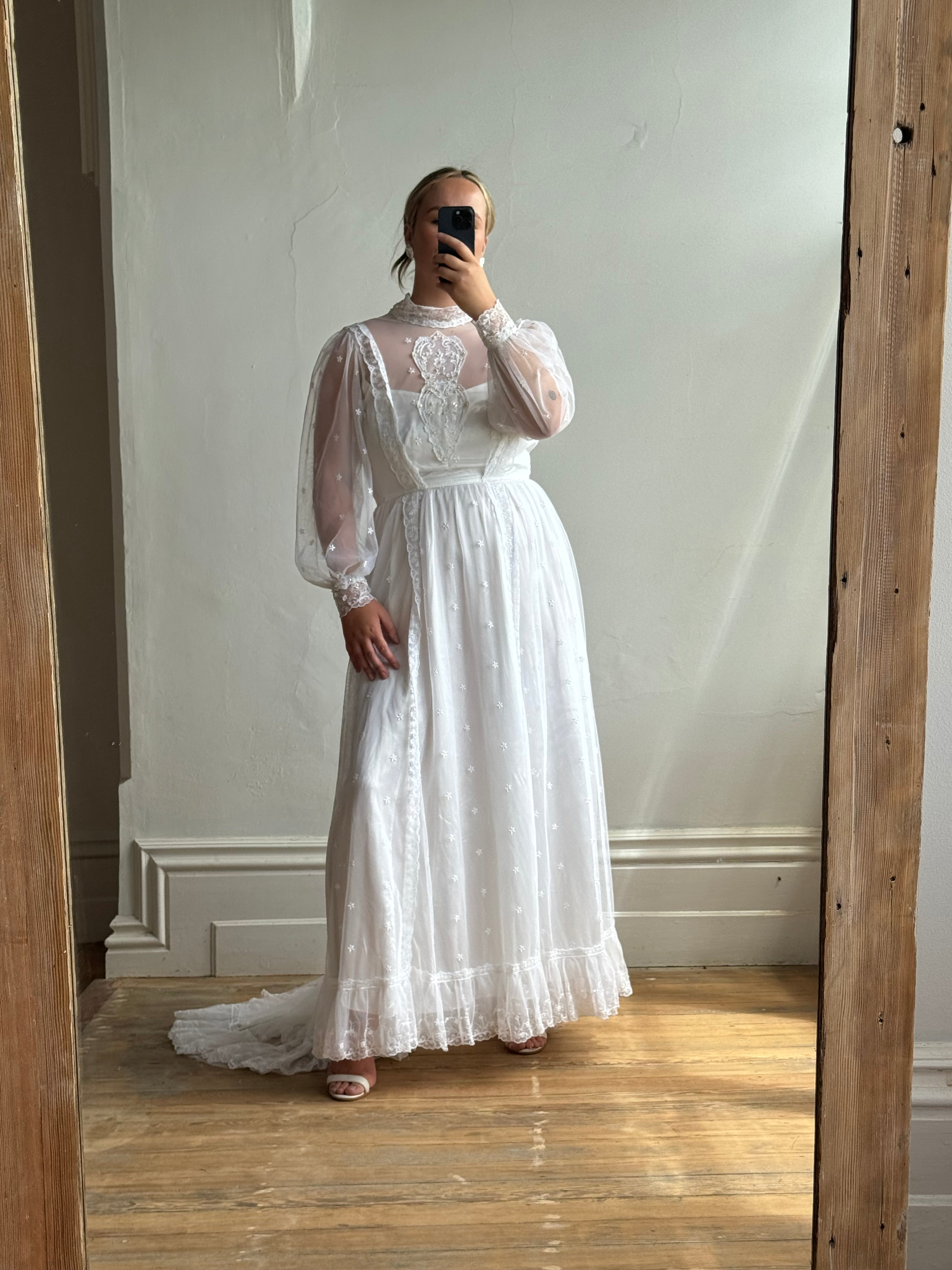 Vintage 70s Lace Daisy Long Sleeved Wedding Dress