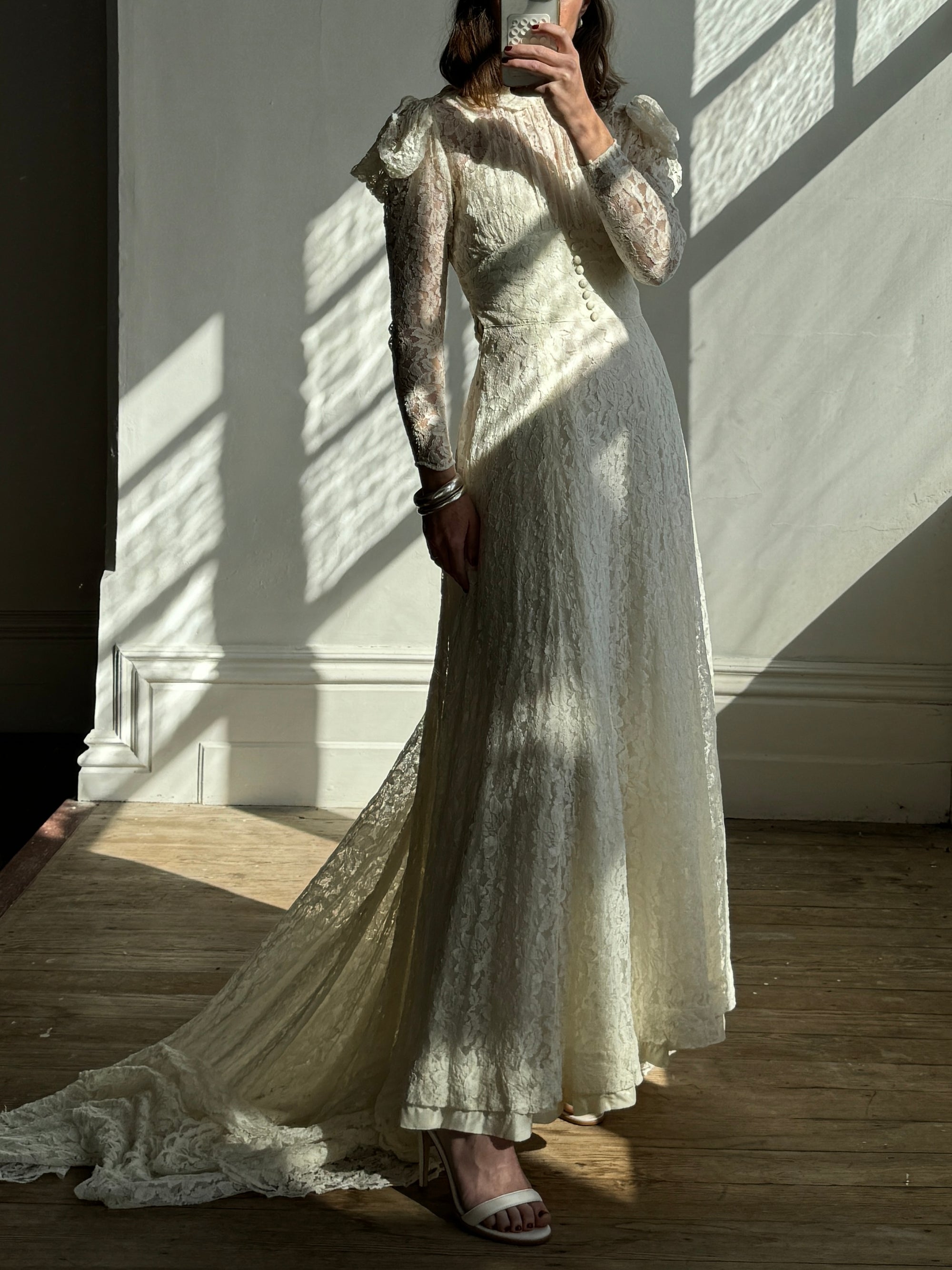 Vintage 40s Collared Lace Wedding Gown With Train