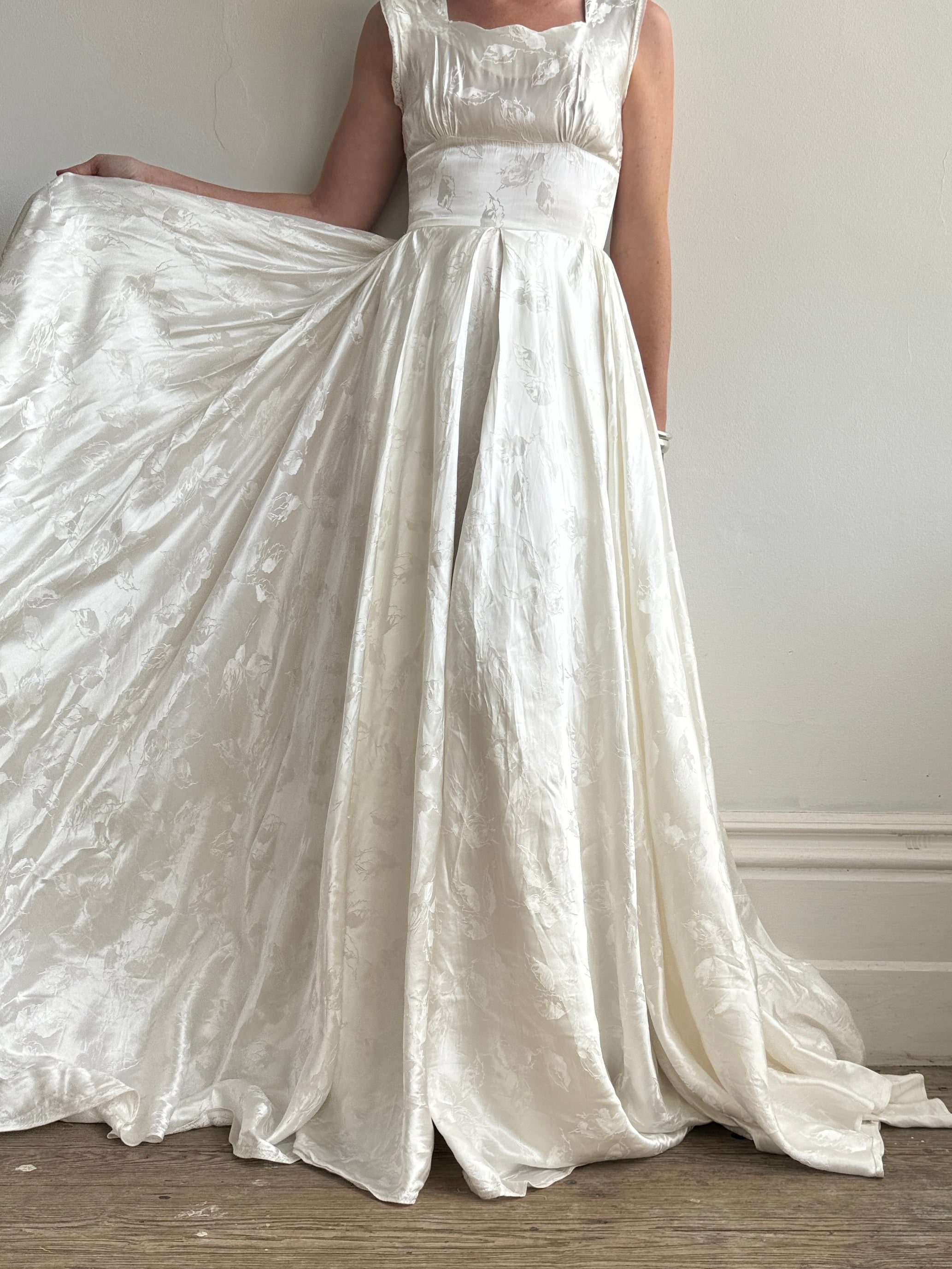 Vintage Satin Jacquard Floral Sleeveless Bridal Gown