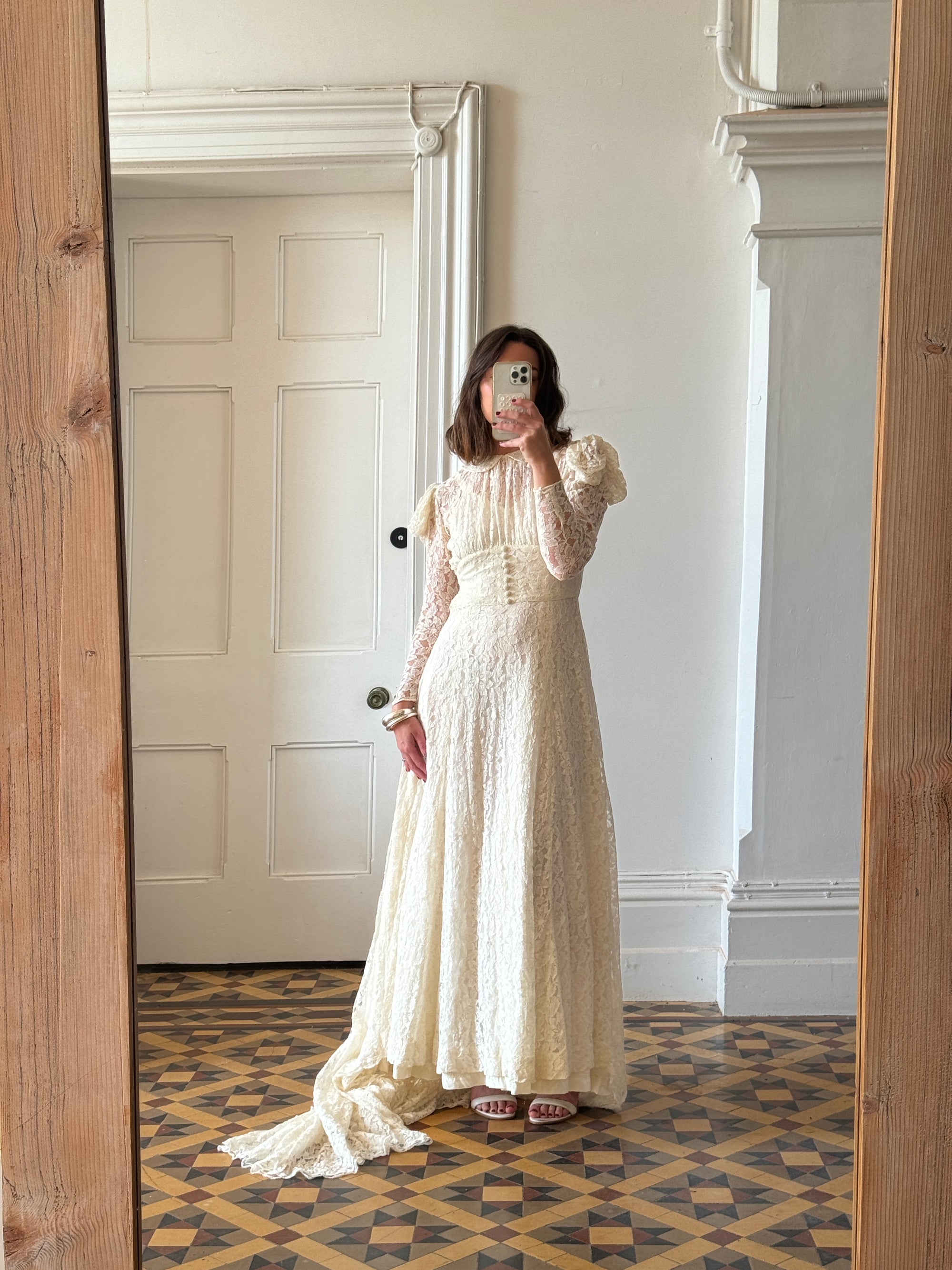 Vintage 40s Collared Lace Wedding Gown With Train