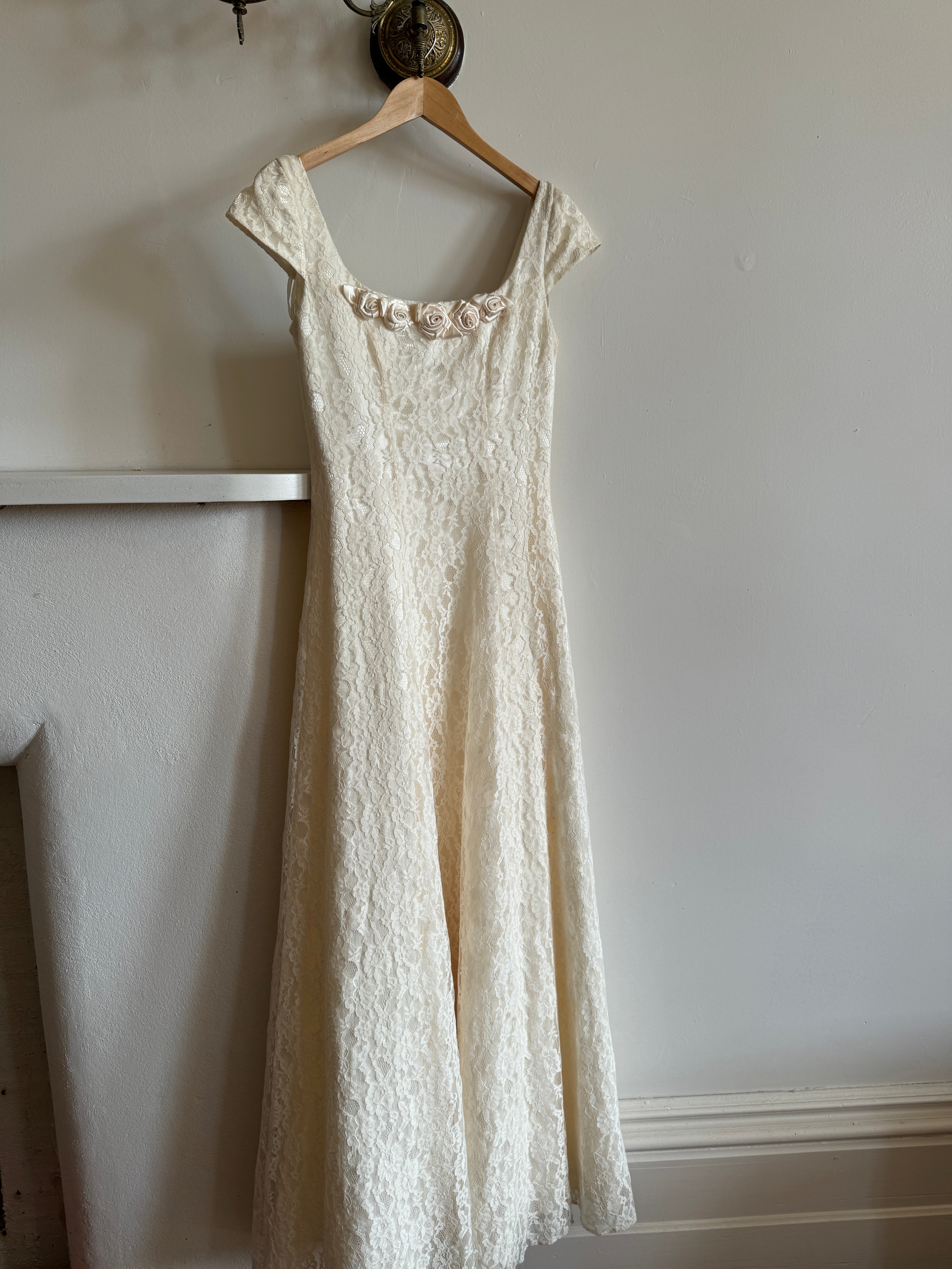 Vintage 90s Classic Cap Sleeve Wedding Dress with Rosettes