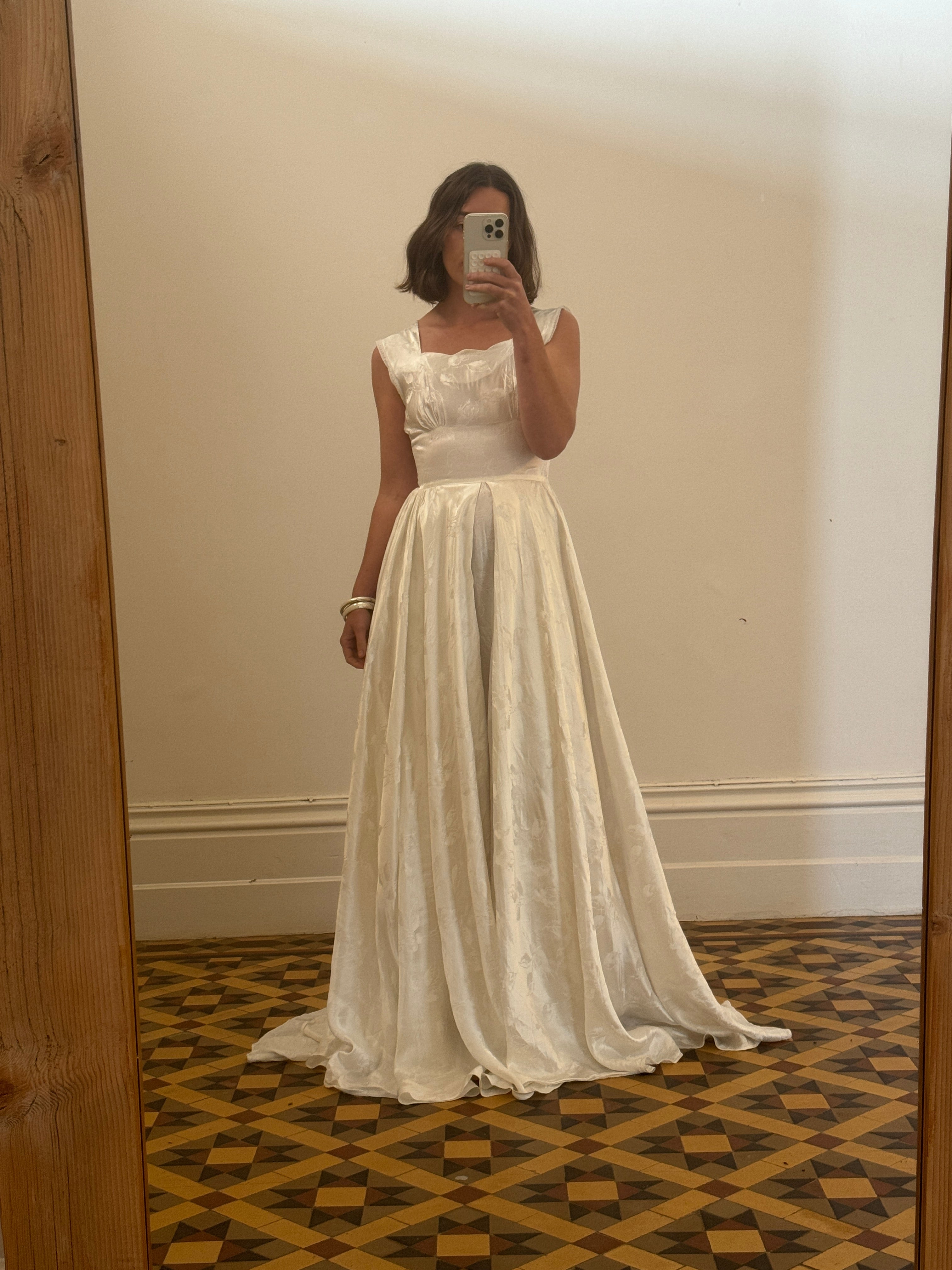 Vintage Satin Jacquard Floral Sleeveless Bridal Gown