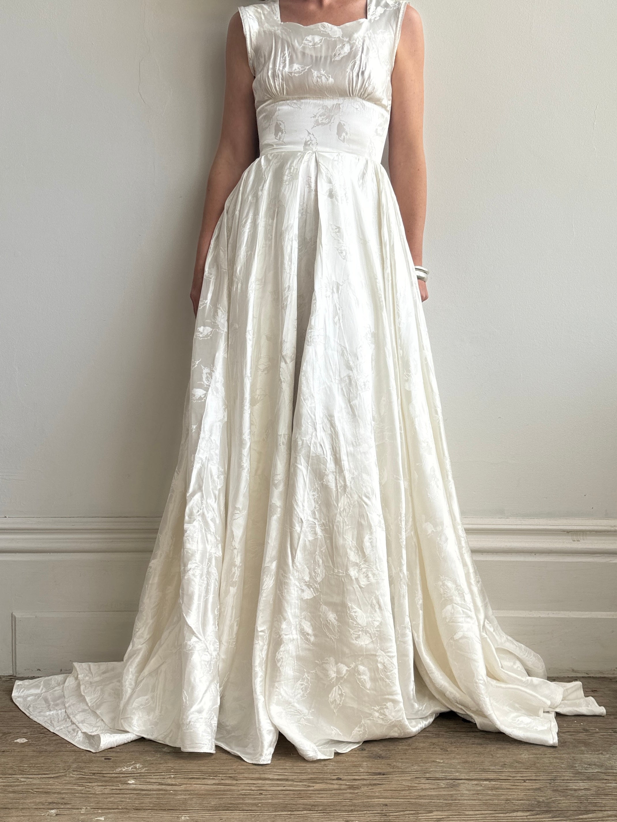 Vintage Satin Jacquard Floral Sleeveless Bridal Gown