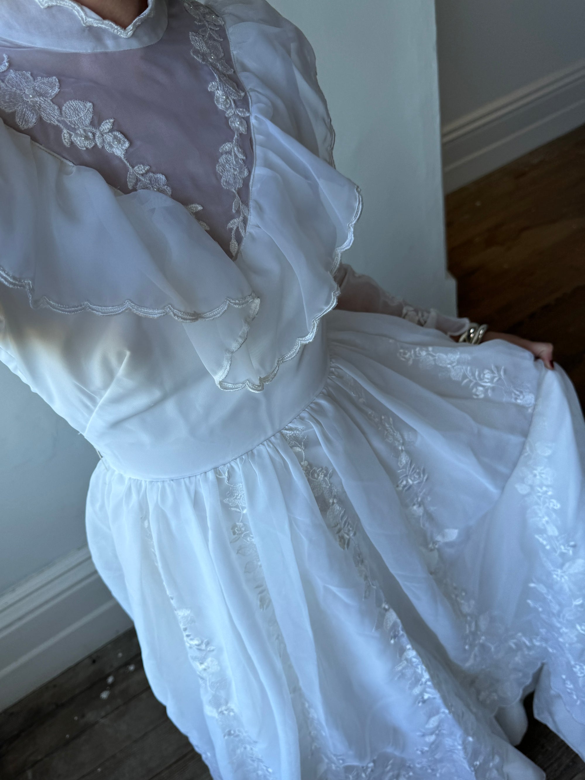 Vintage 80s Prarie Long Sleeved Wedding Dress with Floral Embroidery