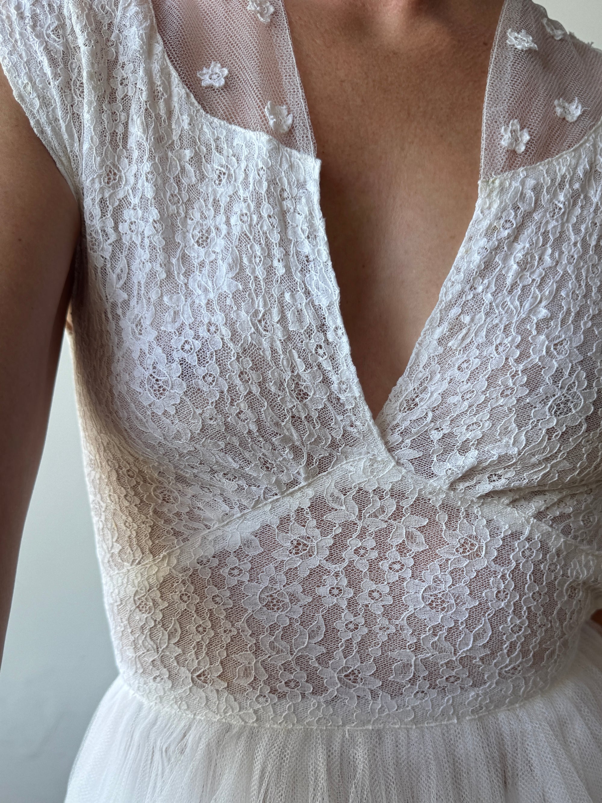 Vintage 40s Tulle Lace V Neck Daisy Wedding Dress