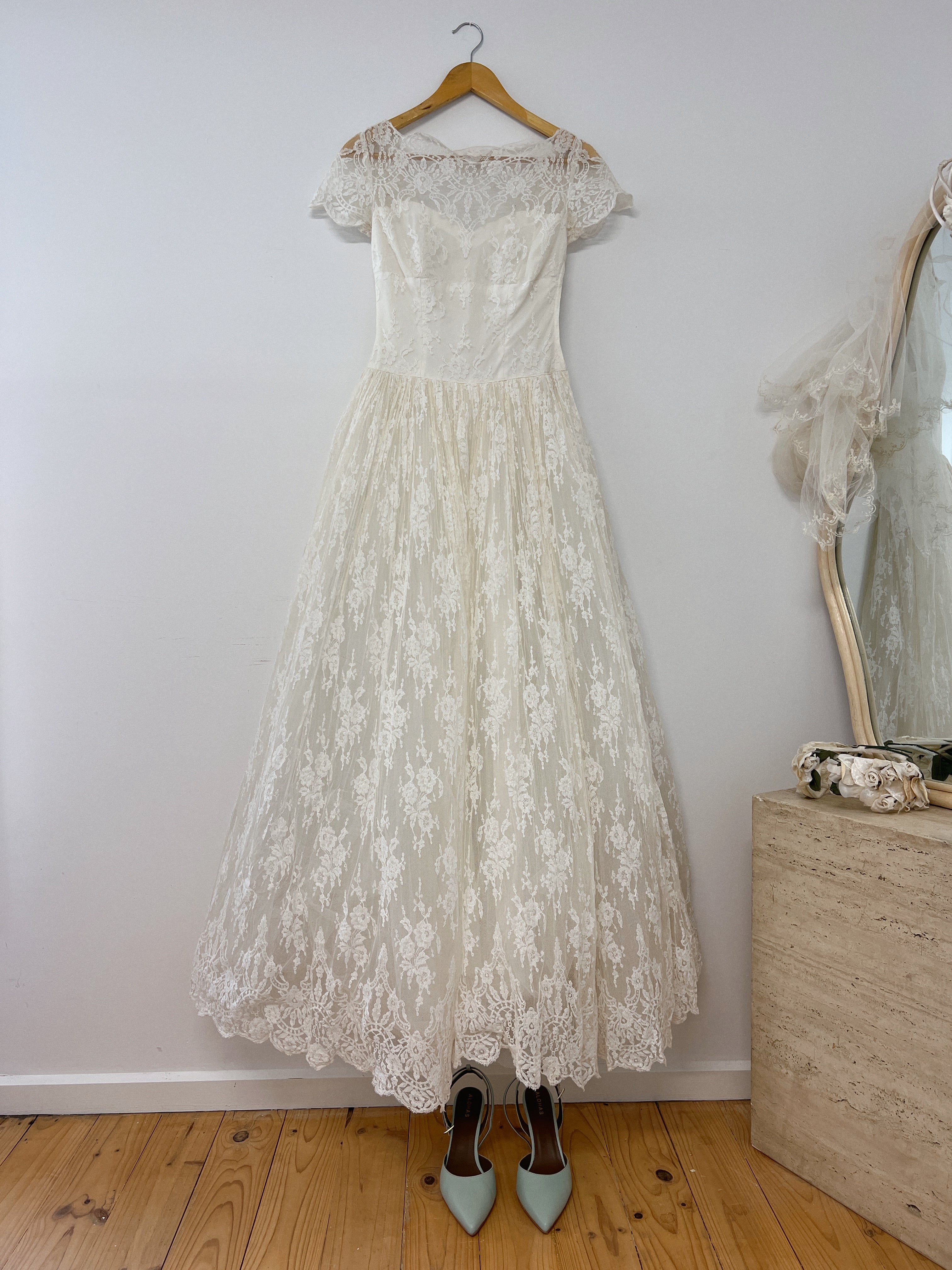 Vintage Scalloped Lace Princess Tulle Wedding Gown