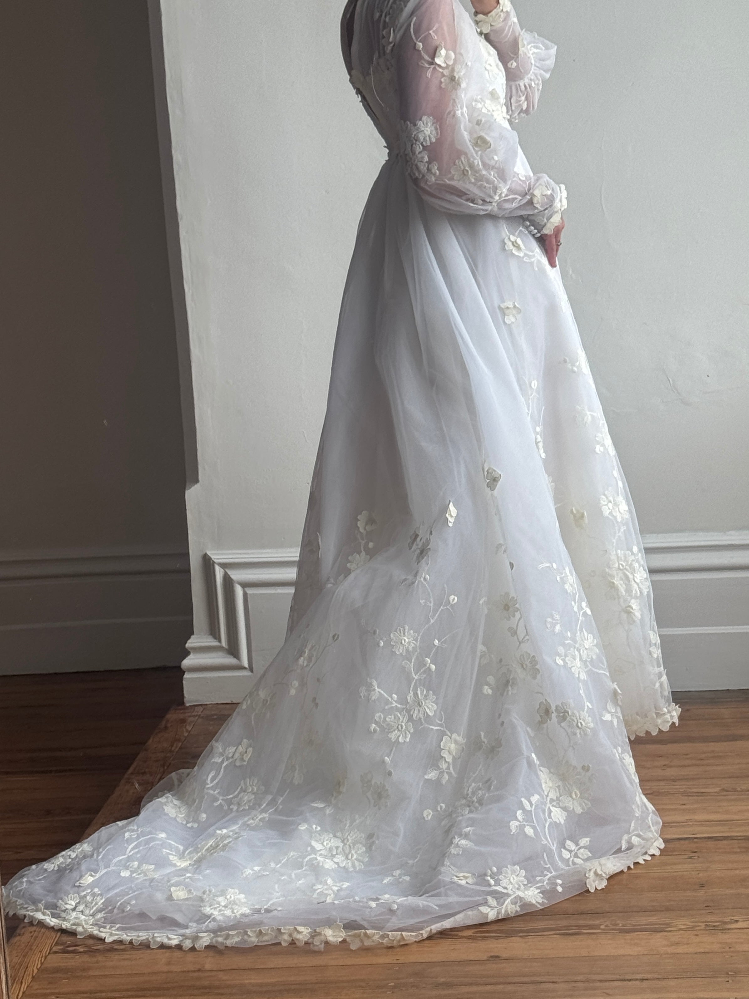 Vintage 60s 3D Creme Floral Applique Wedding Dress
