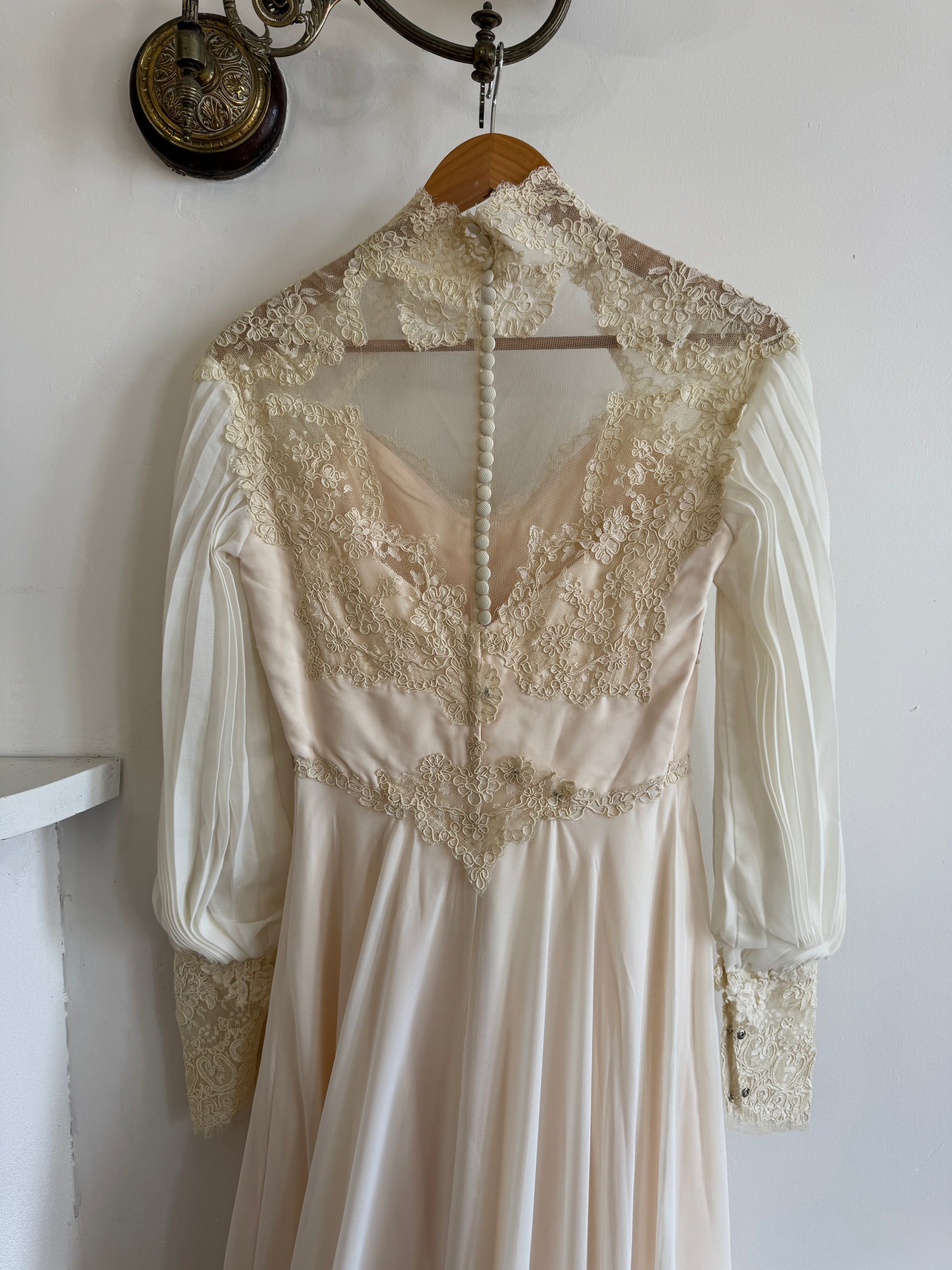 Vintage 70s Pleated Sleeve Lace Wedding Gown With Train Creme