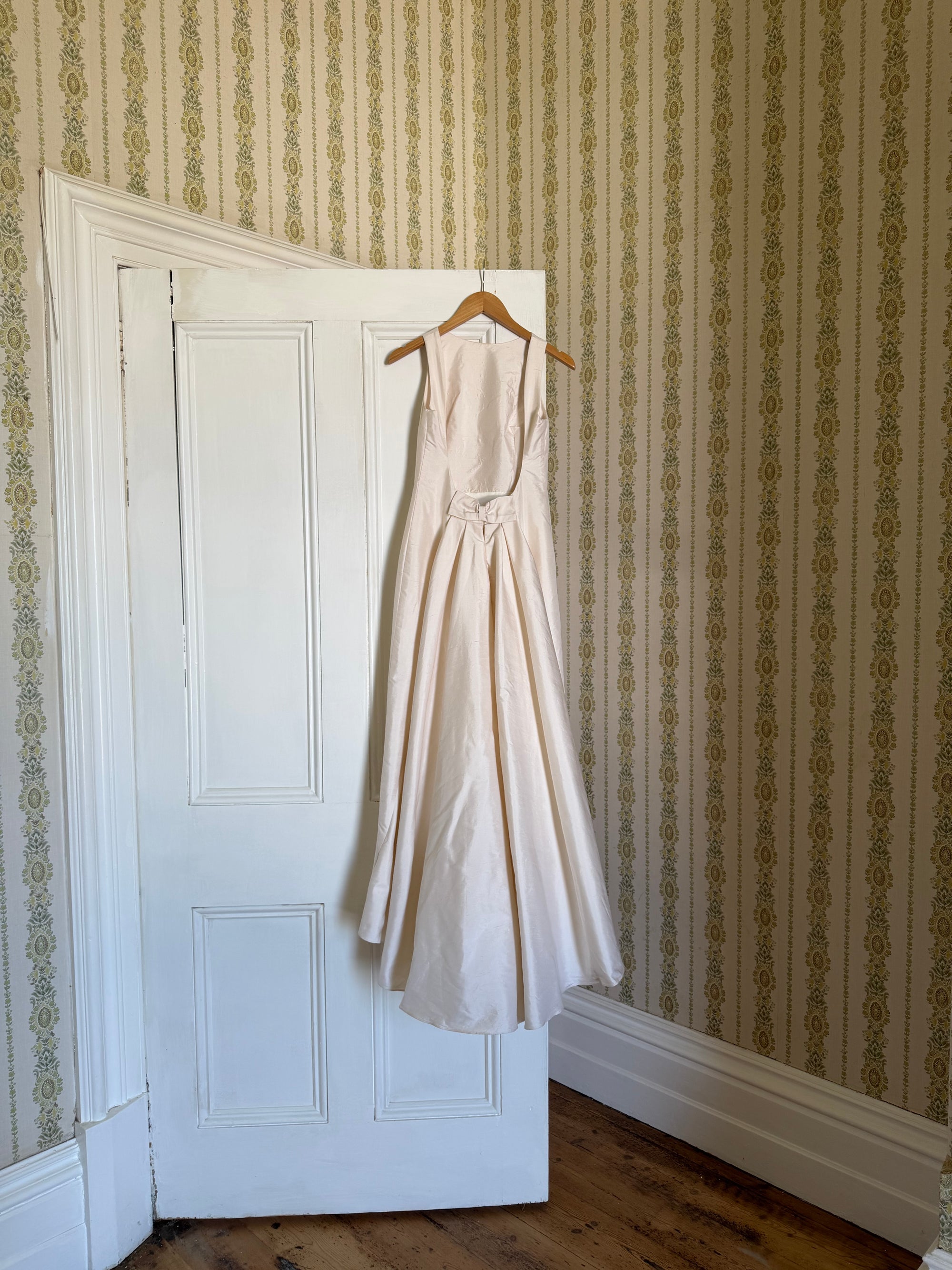 Vintage 90s Raw Silk Backless Bow Wedding Dress