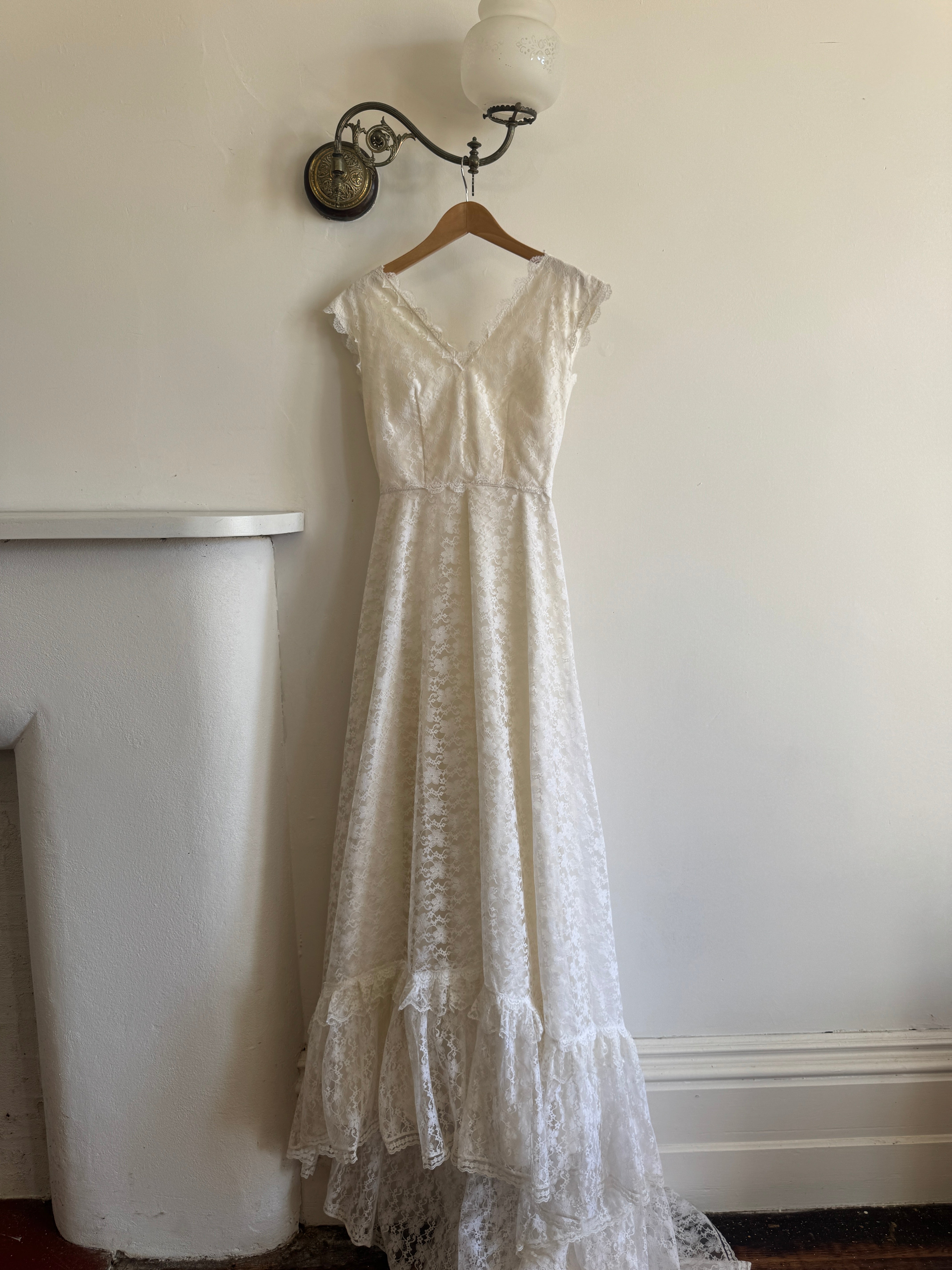 Vintage 60s Sleeveless Lace Wedding Gown With Train