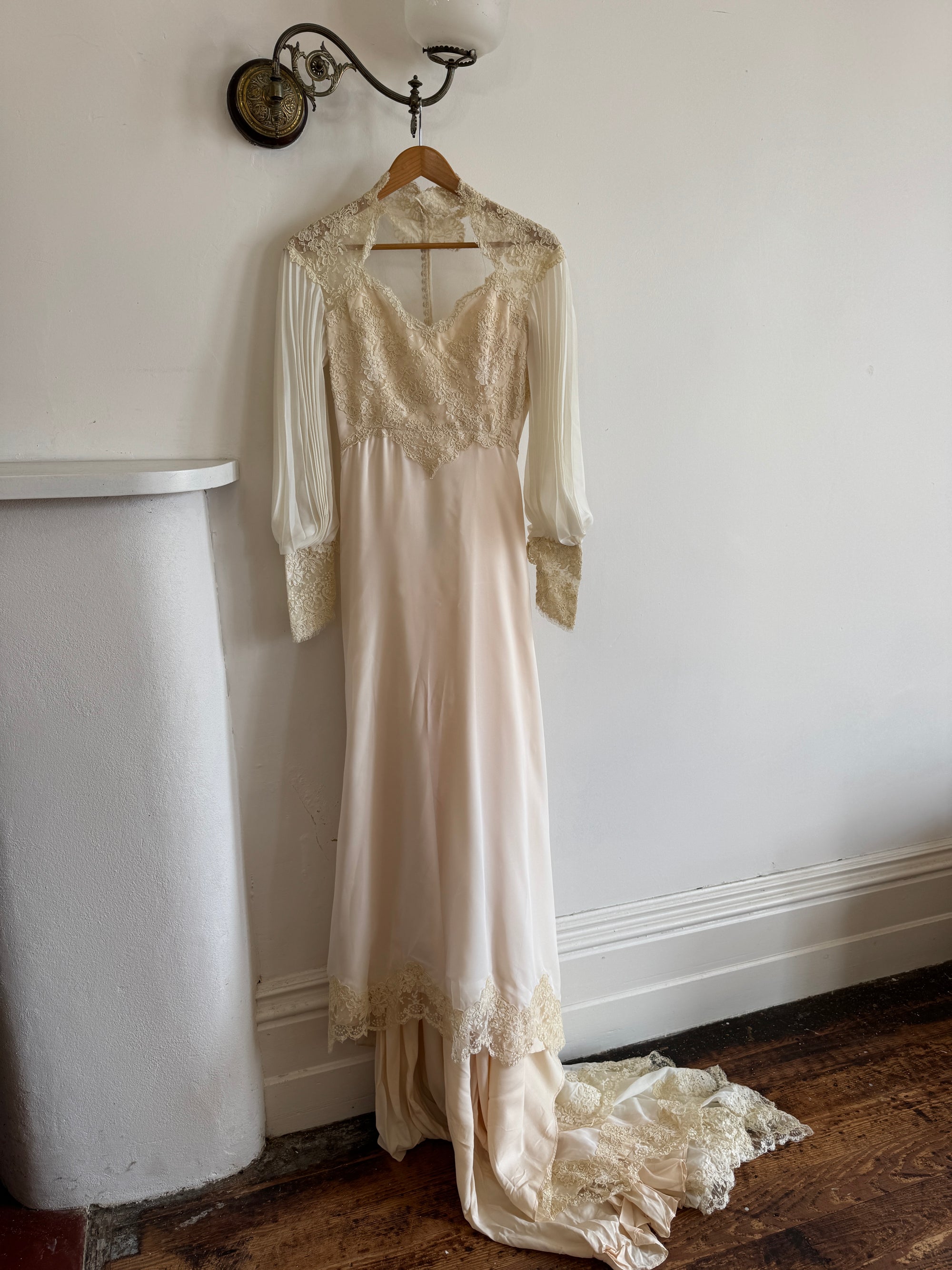 Vintage 70s Pleated Sleeve Lace Wedding Gown With Train Creme