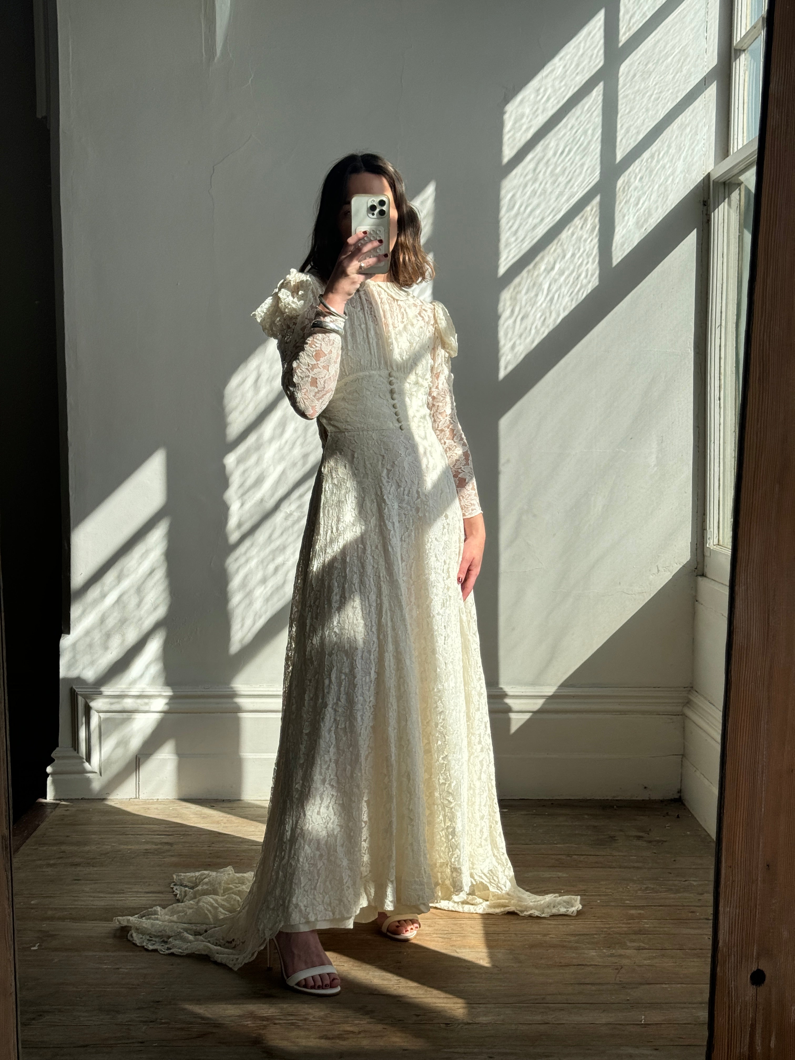 Vintage 40s Collared Lace Wedding Gown With Train