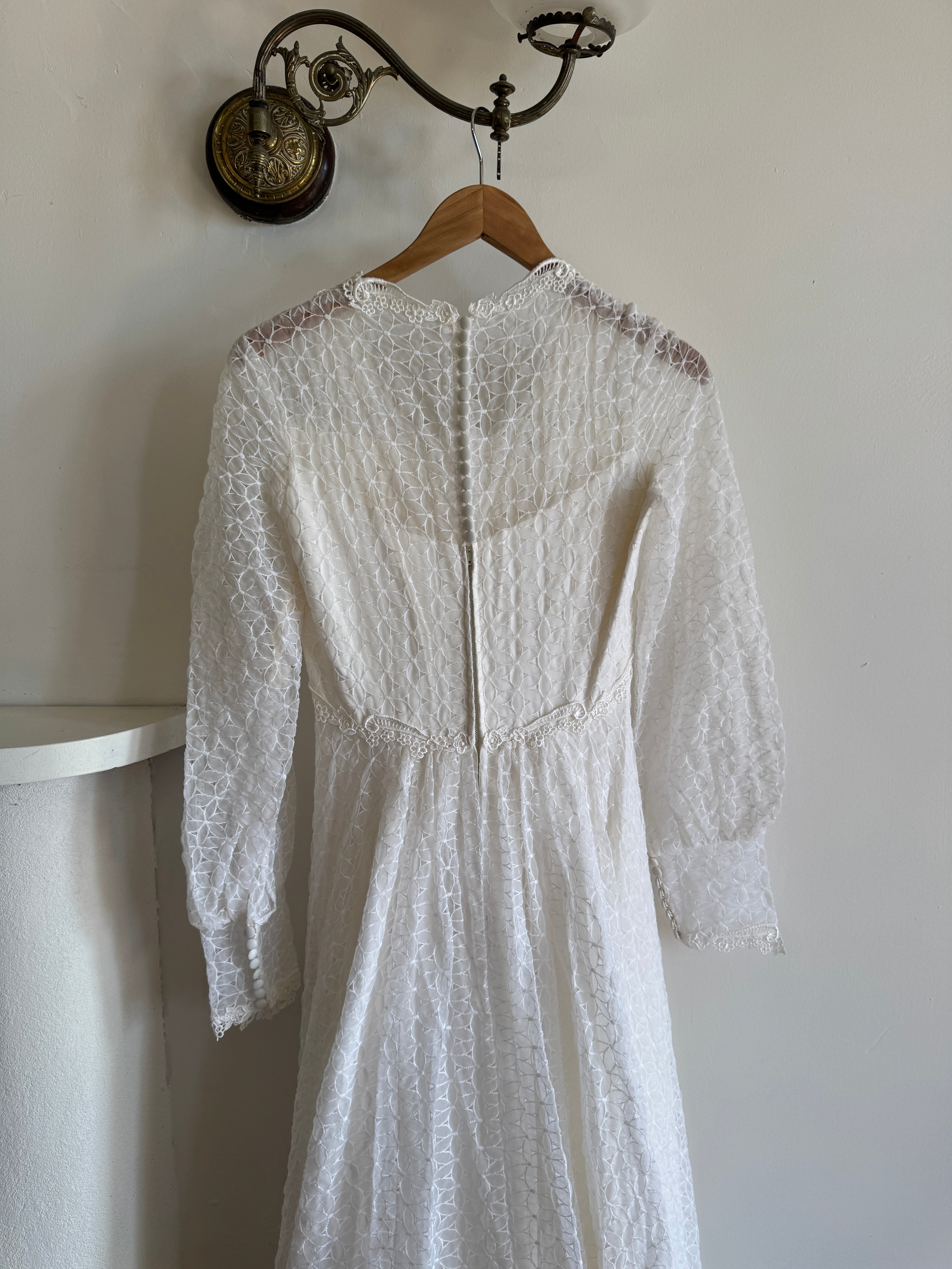 Vintage 70s Daisy Organza Lace Wedding Dress With Train