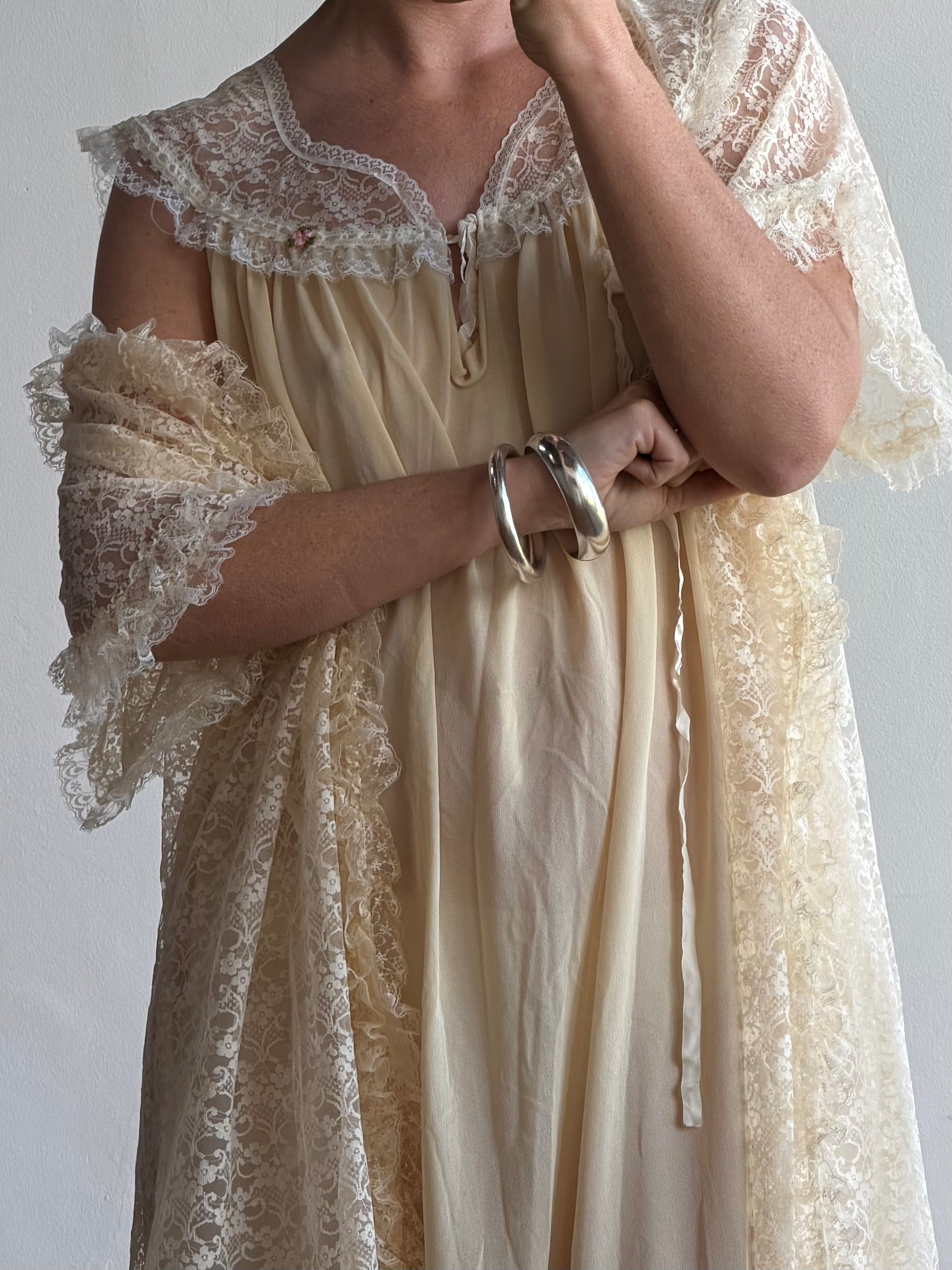 Vintage 70s Creme Lace Embroidered Rose Slip and Robe Set