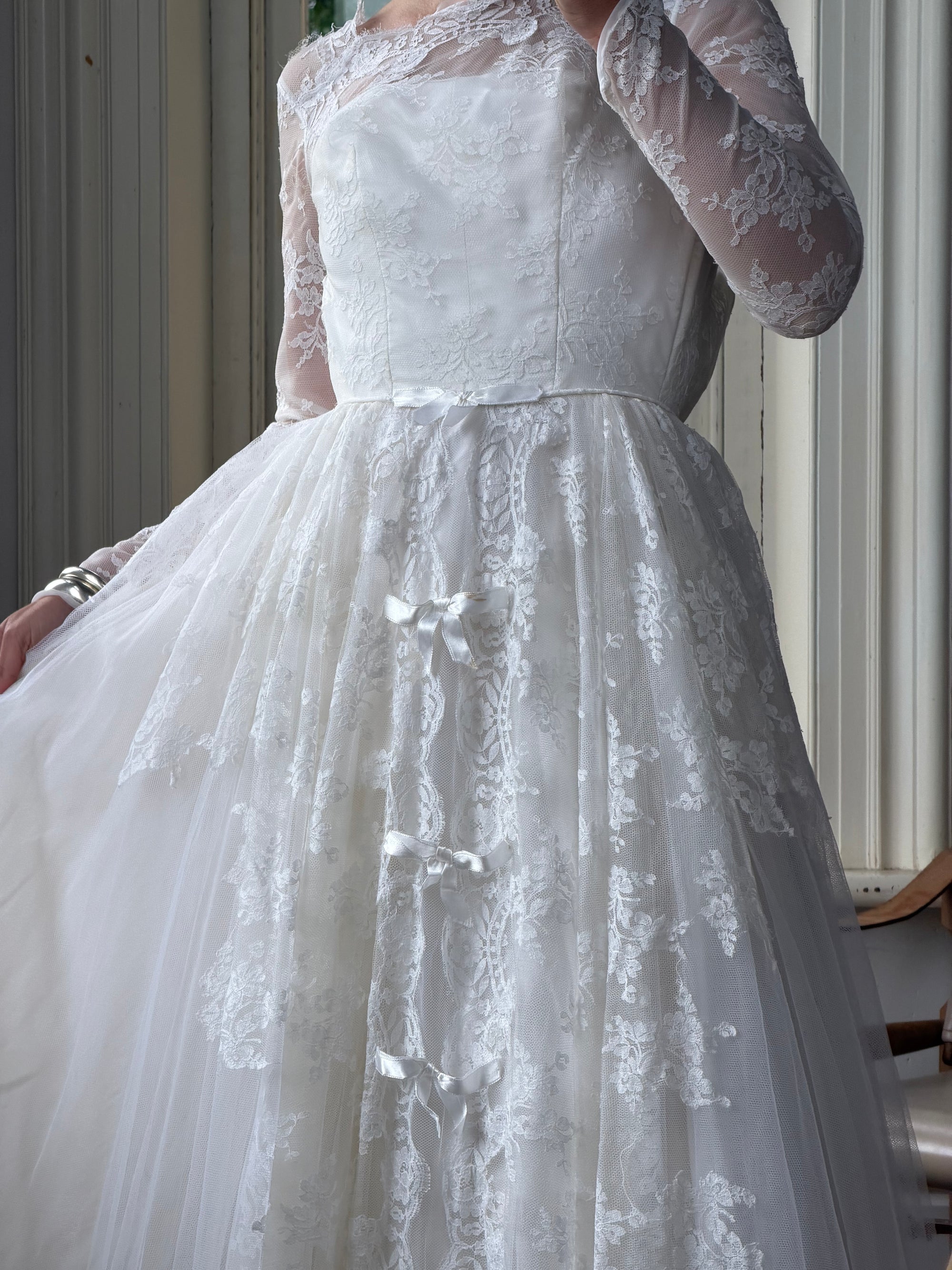 Vintage 1950s White Lace Bow Tulle Bridal Gown
