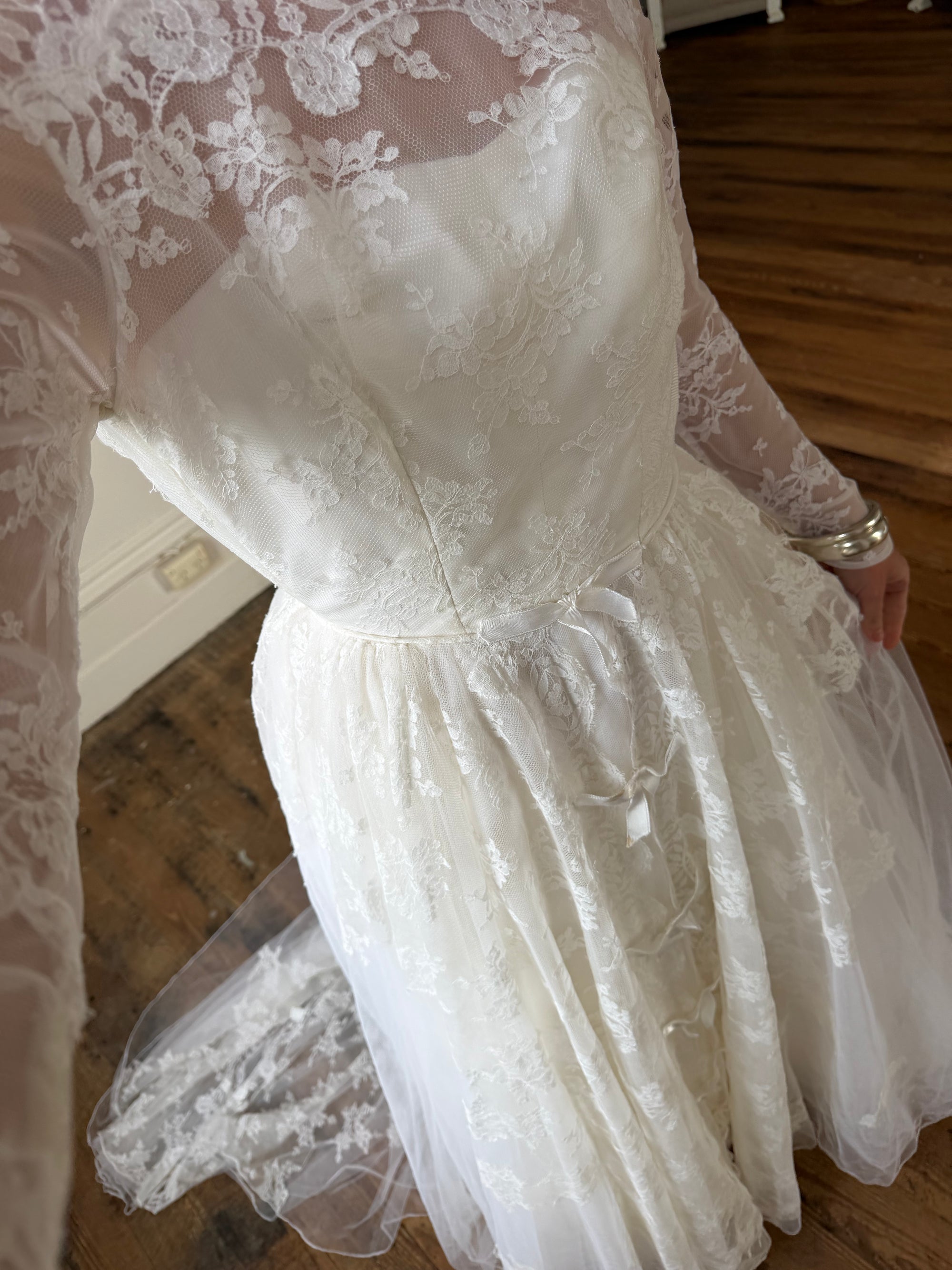 Vintage 1950s White Lace Bow Tulle Bridal Gown