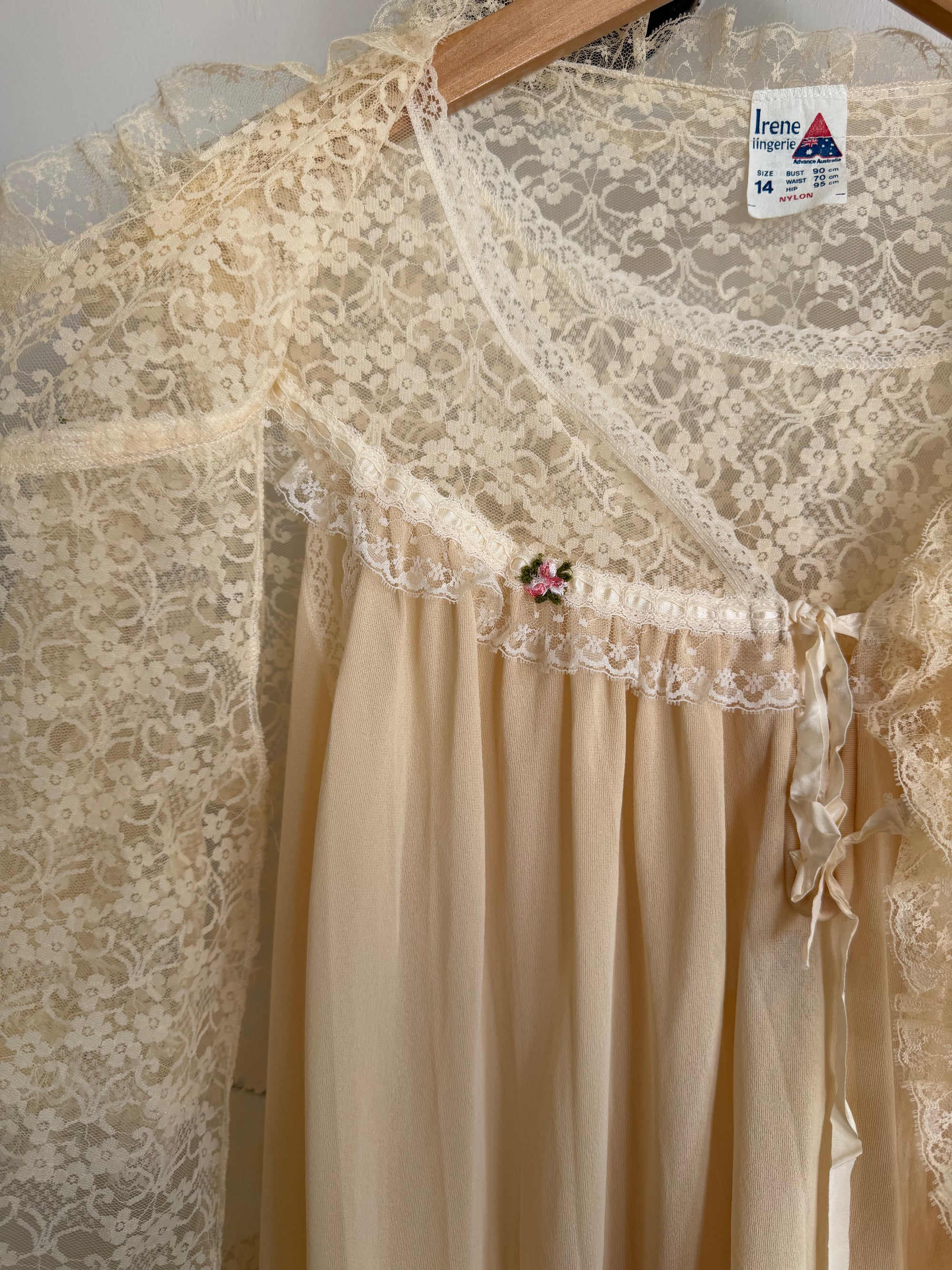 Vintage 70s Creme Lace Embroidered Rose Slip and Robe Set