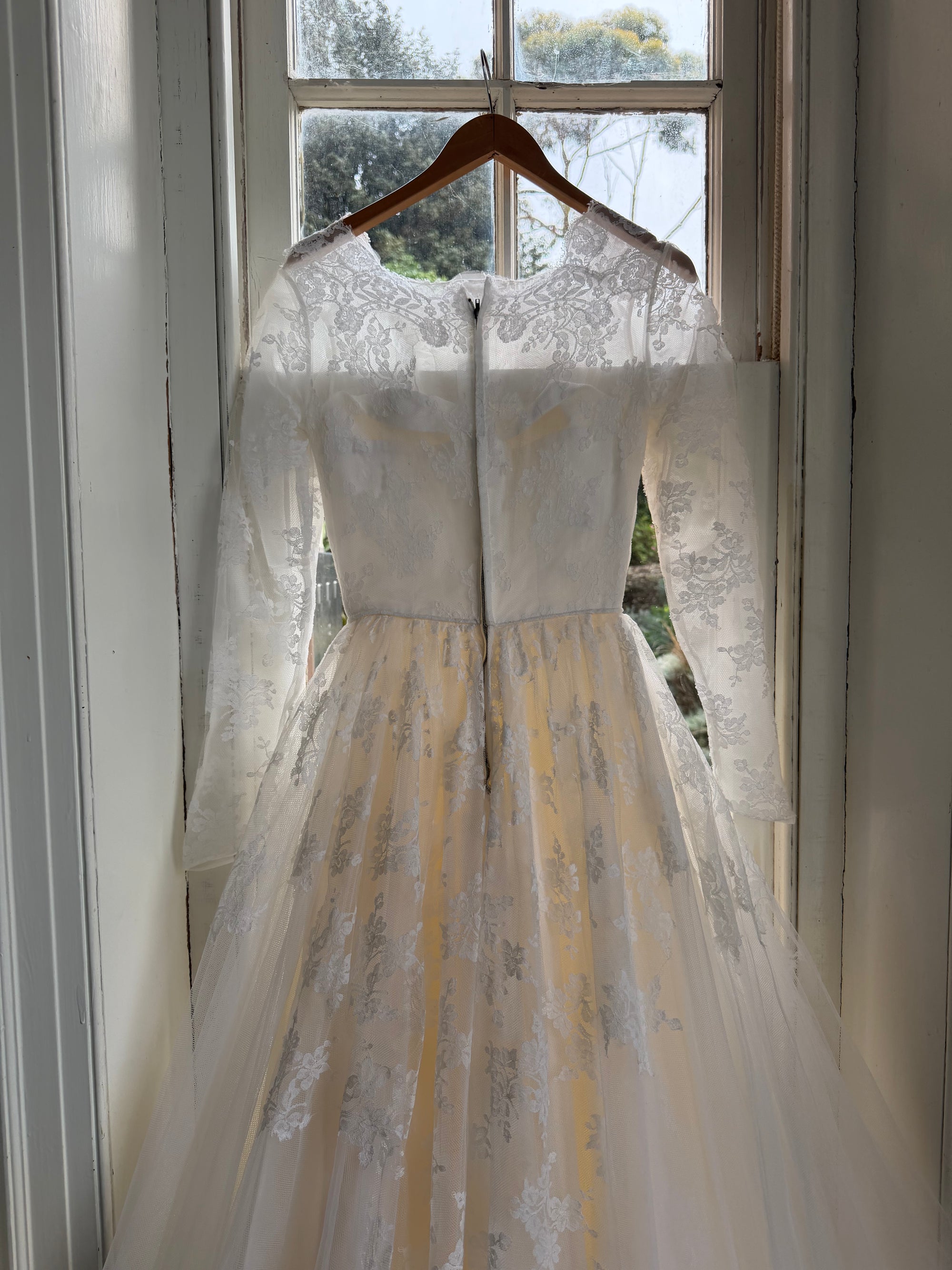 Vintage 1950s White Lace Bow Tulle Bridal Gown