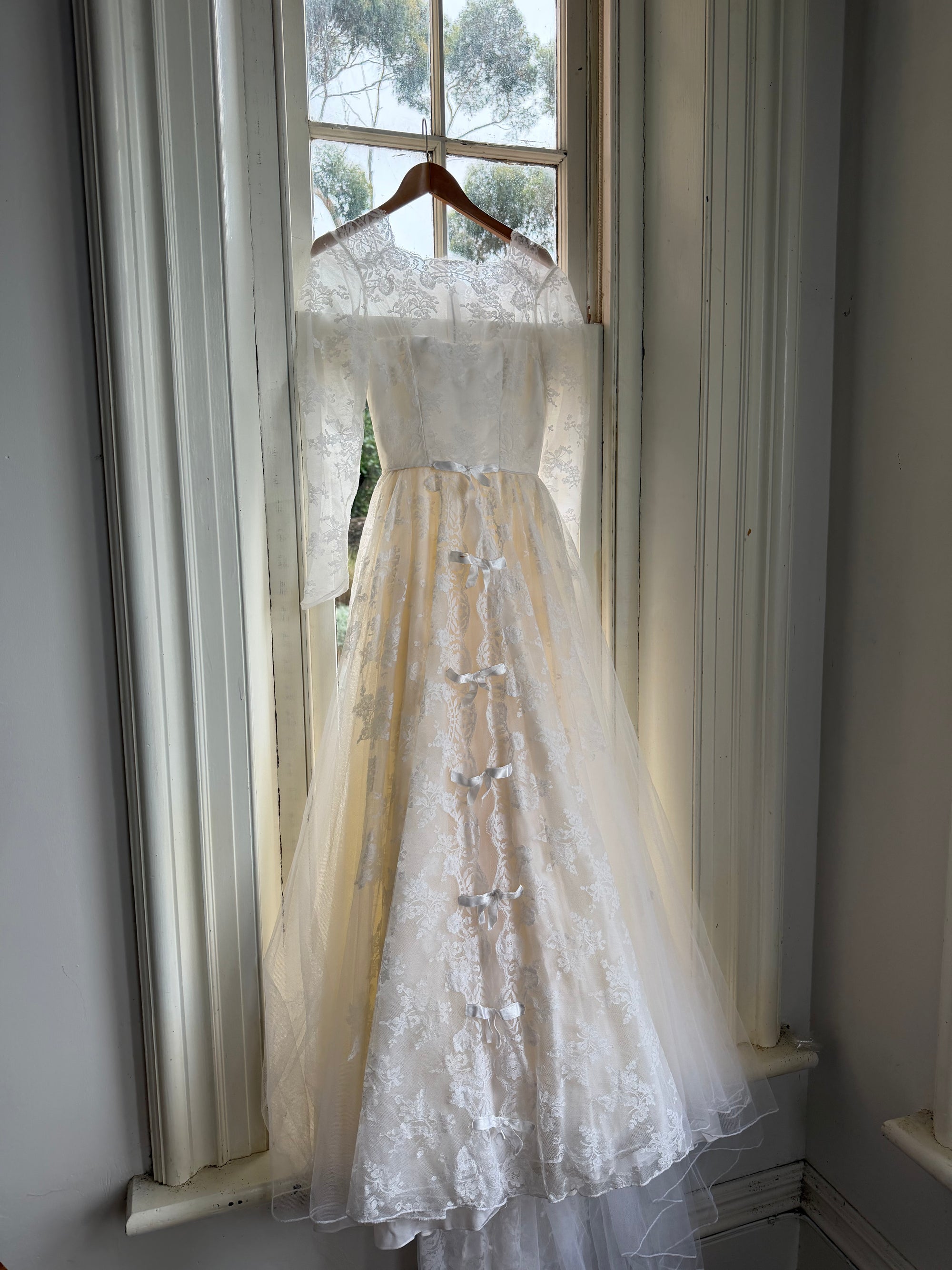 Vintage 1950s White Lace Bow Tulle Bridal Gown