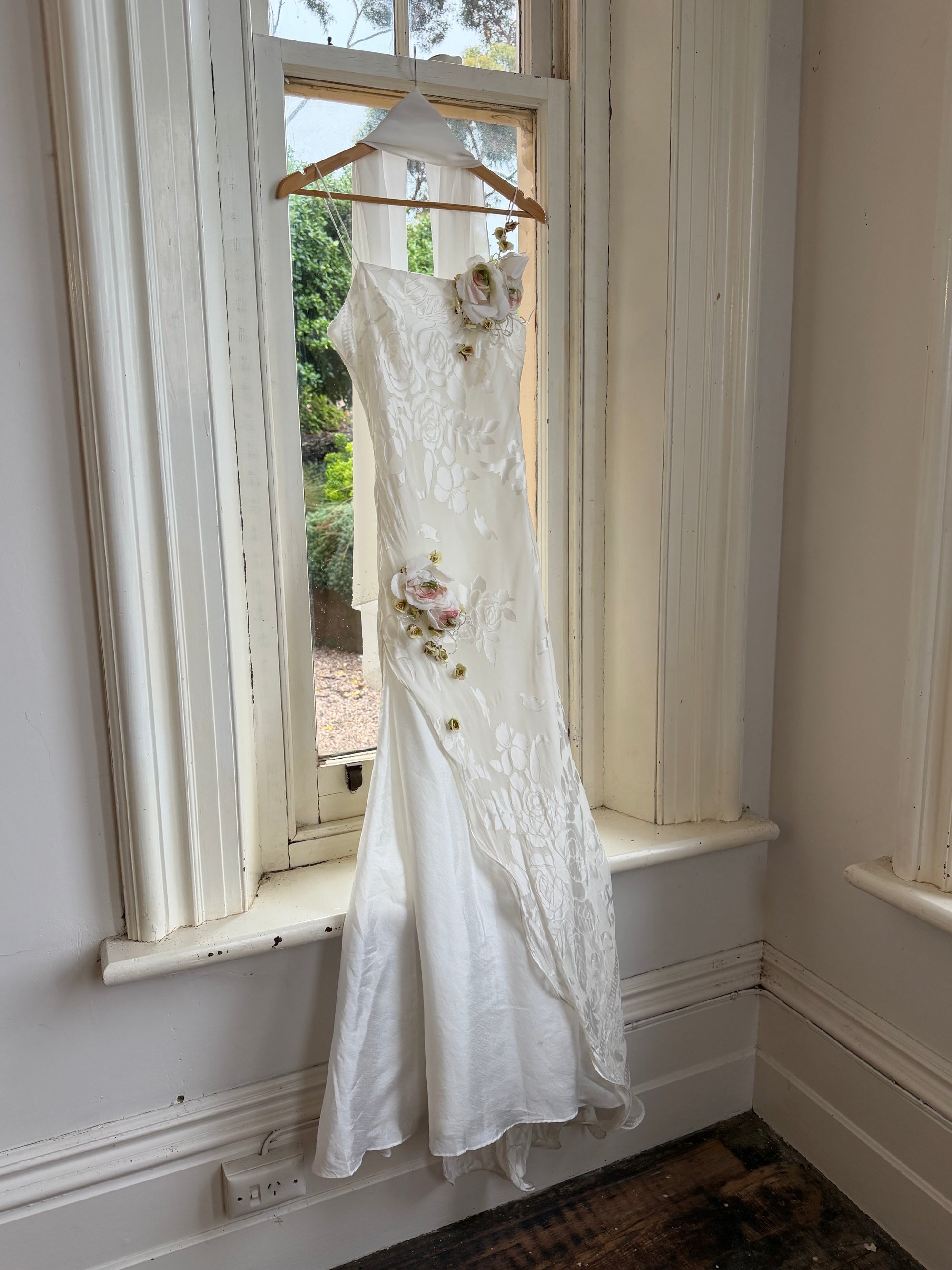 Vintage 90s Pure Silk 3D Rose Appliqué Wedding Dress White