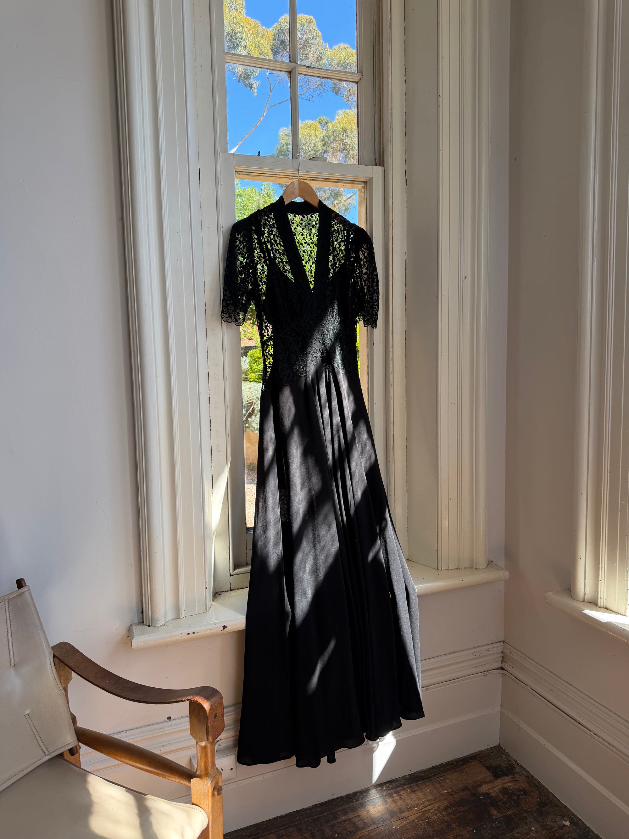 Vintage 40s Guipure Lace Short Sleeved Gown Noir