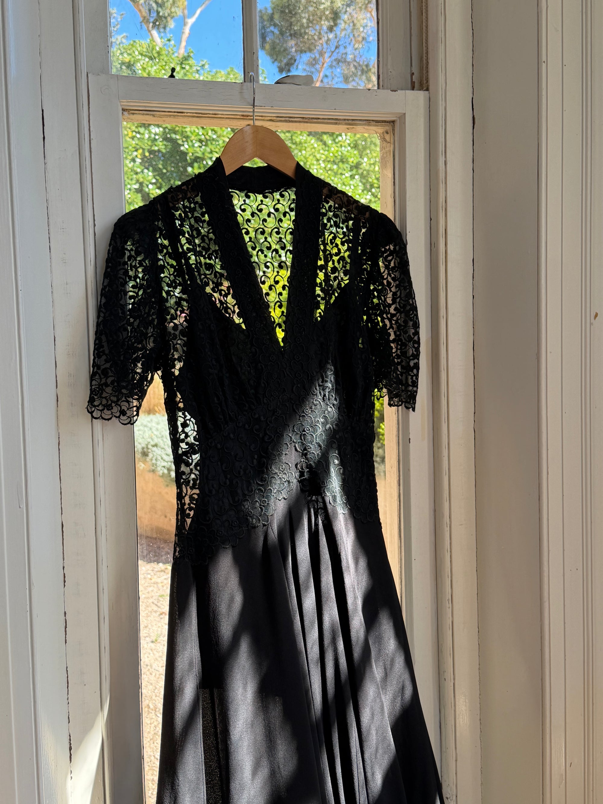 Vintage 40s Guipure Lace Short Sleeved Gown Noir