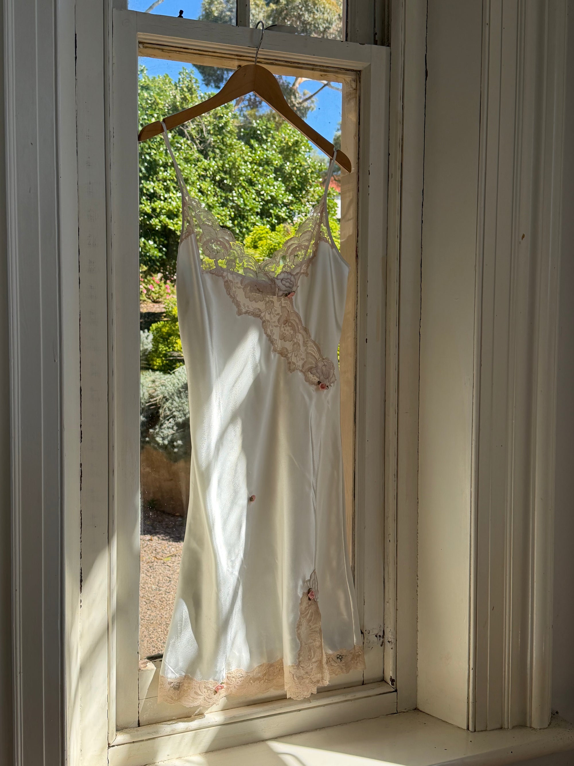 Vintage Y2K Victorias Secret Ivory Satin Champagne Lace &amp; Pink Rosettes Mini Slip Dress