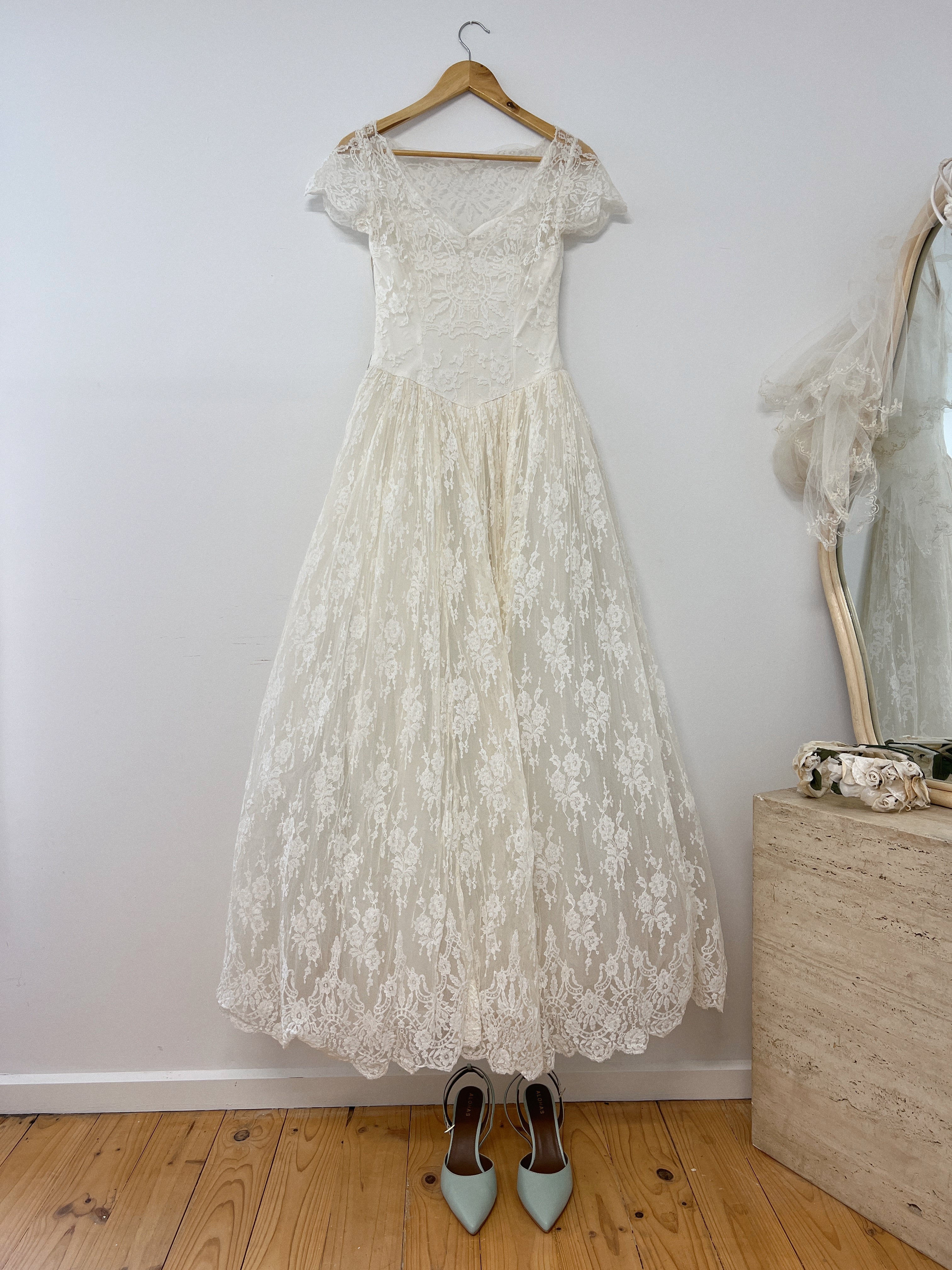 Vintage Scalloped Lace Princess Tulle Wedding Gown